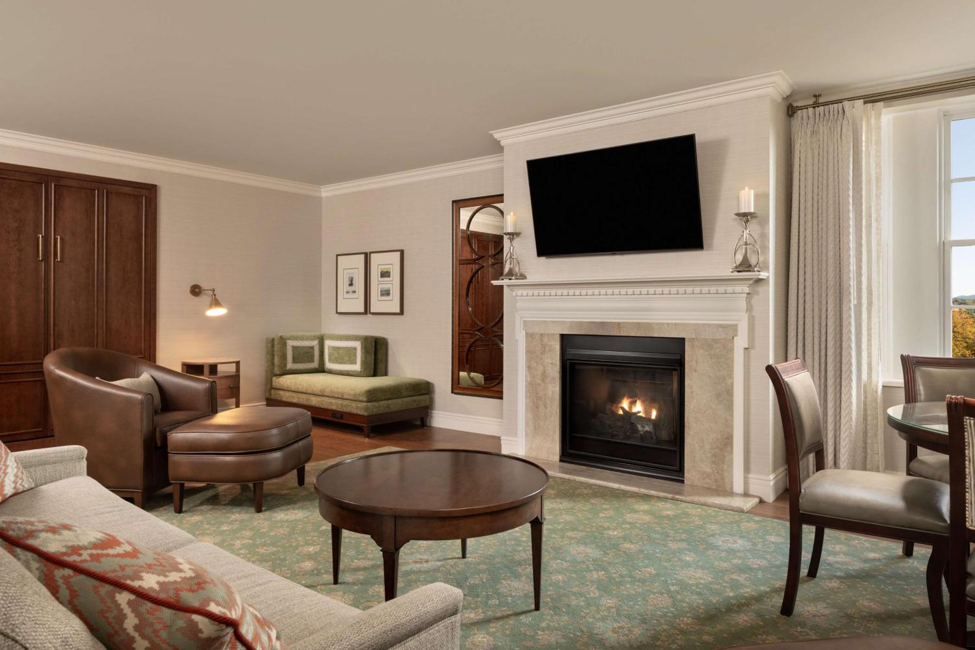 Hotel Roanoke & Conference Center, Curio Collection By Hilton Exterior photo